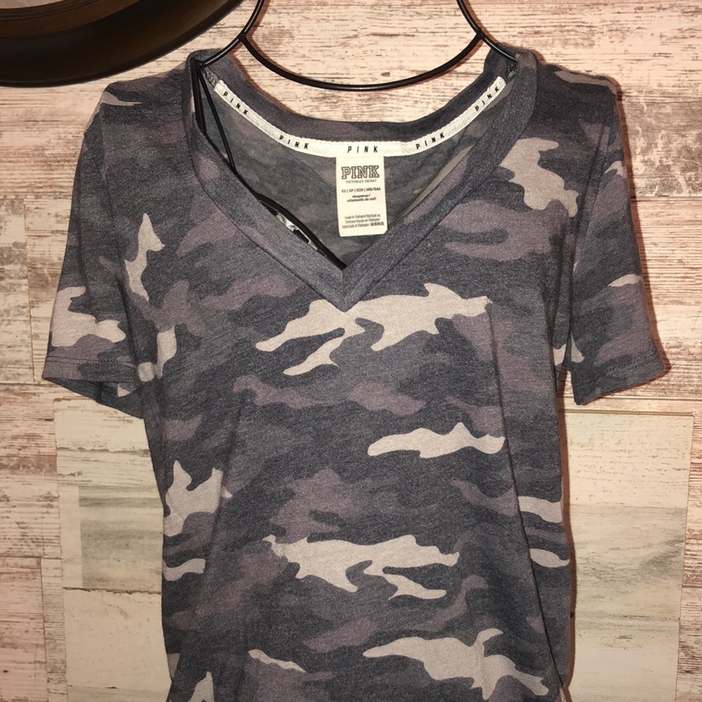 Pink Victoria’s Secret Camo v-neck shirt purple/gray Camo print XS oversized - Picture 2 of 5